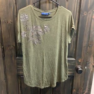 Apt 9 tee with jeweled flowers, size M.